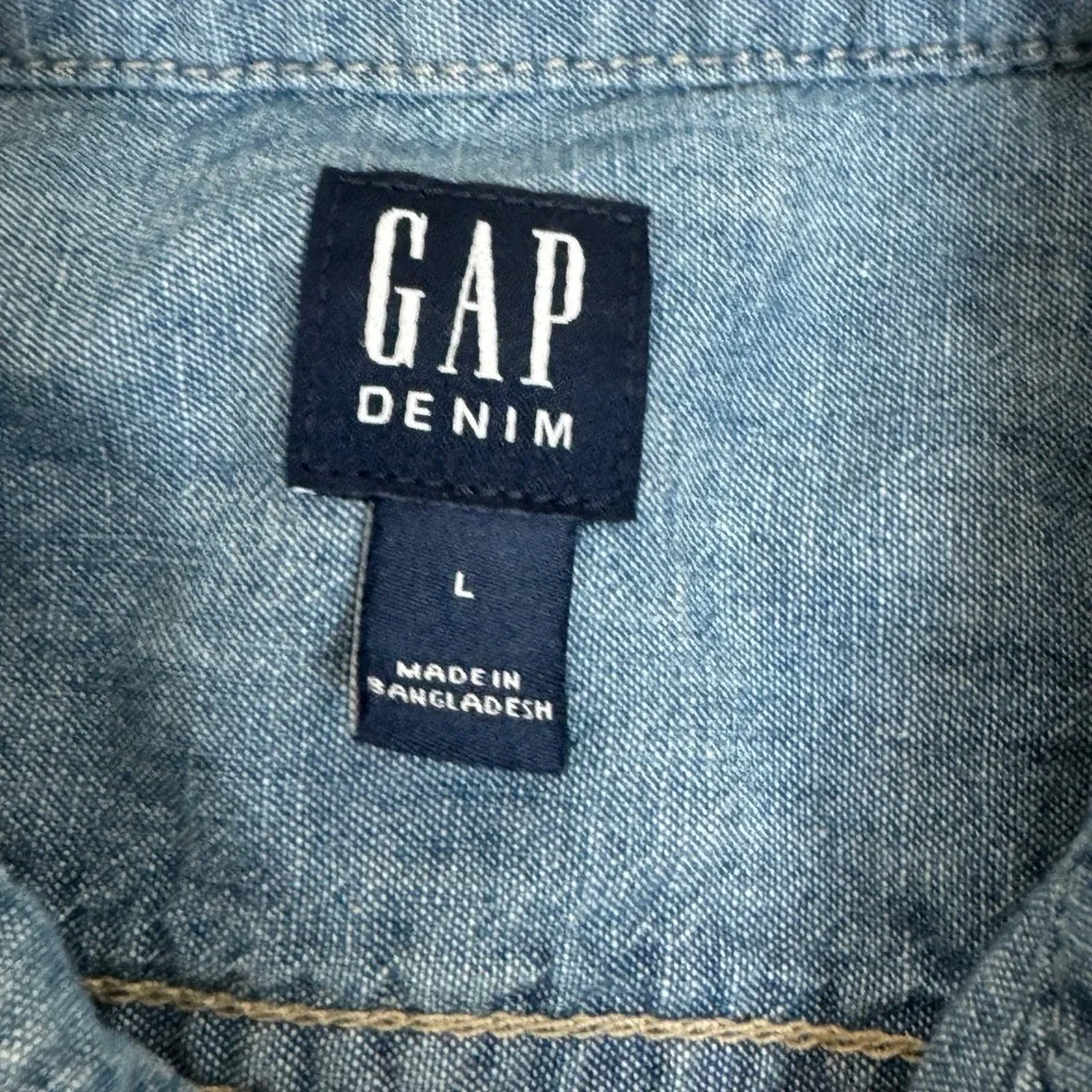 Gap Boys Denim Long Sleeve Button Up Shirt  Size Large 100% Cotton Light‎ Wash